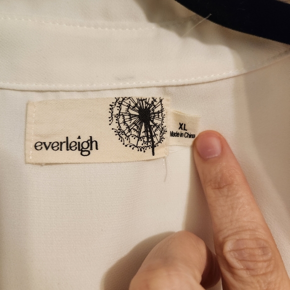 Everleigh Twist Front Patch Blouse Women's Size XL - Picture 3 of 4